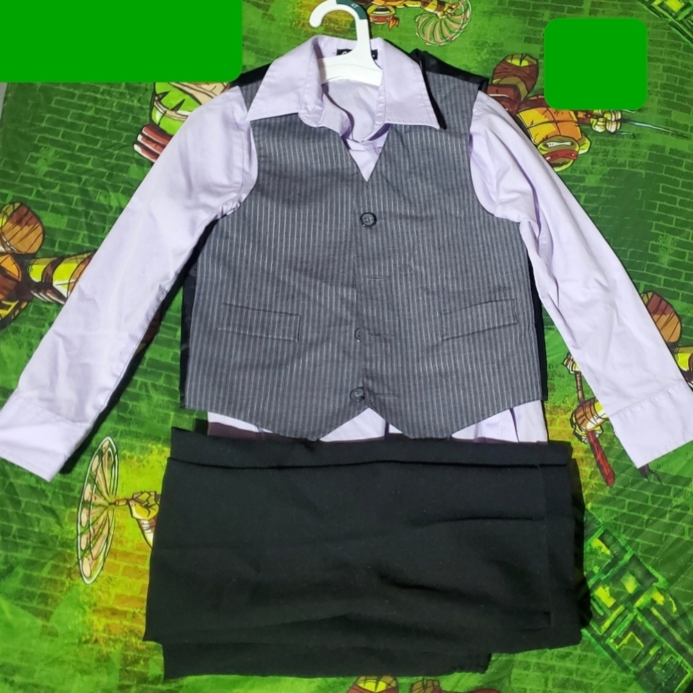 Boys size 5 tuxedo suit, gently worn. Black, gray and light purple.